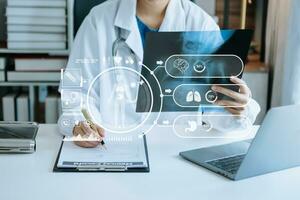 Medizin Arzt mit Digital Tablette und Smartphone diagnostizieren virtuell elektronisch medizinisch Aufzeichnung auf Schnittstelle.digital Gesundheitswesen und Netzwerk auf virtuell Bildschirm foto