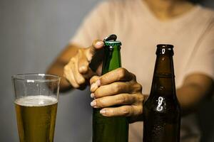 Hand Öffnung kalt Flasche von Bier 01 foto