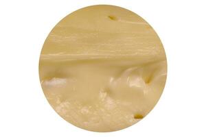 köstlich frisch Brie Käse im das bilden von ein Mini Kopf mit Kirsche Tomaten foto