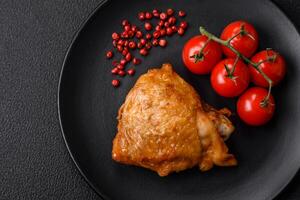 köstlich gegrillt Hähnchen Oberschenkel mit Salz, Gewürze und Kräuter foto