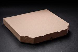 leeren Karton rechteckig braun Box zum Lieferung von köstlich Pizza foto