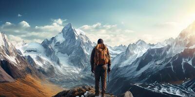 ai generiert. ai generativ. Backpacker allein Mann beim hoch Gipfel Berg Abenteuer draussen Natur Inspiration Hintergrund. Grafik Kunst foto