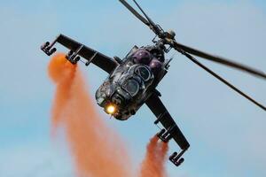 ohne Titel Militär- Hubschrauber beim Luft Base. Luft Macht und Heer Flug Transport. Luftfahrt und Drehflügler. Transport und Luftbrücke. Militär- Industrie. foto