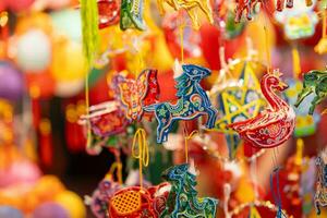 dekoriert bunt Laternen hängend auf ein Stand im das Straßen im ho Chi minh Stadt, Vietnam während Mitte Herbst Festival. Chinesisch Sprache im Fotos bedeuten Geld und Glück