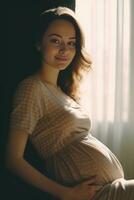 suchen nach vorne zu Mutterschaft lächelnd schwanger jung Frau berühren ihr Bauch und lächelnd beim Kamera während Sitzung auf Sofa, generativ ai foto