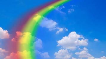 Regenbogen, schöne Farben am blauen Himmel foto