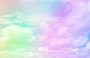 Himmel und Wolken auf einem schönen Pastell foto
