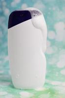 Shampoo Duschgel weiße Flasche mit Schaum foto