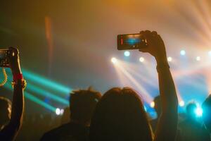 Menschen halten Clever Telefon und Aufzeichnung und Fotografieren im Konzert , Silhouette von Hände mit Handy, Mobiltelefon , Veranstaltung Hintergrund Konzept foto