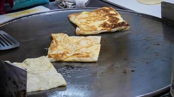 Roti machen, Roti auf Bratpfanne gebraten, indisches traditionelles Streetfood? foto