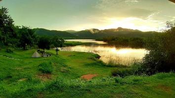 der campingplatz, ratchaburi, thailand. Landschaft mit Bergen, Wald und einem Fluss davor. schöne Landschaft. foto