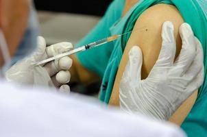 Ärzte machen Impfungen gegen Viren und Behandlung von Pest. Covid-19 für Menschen, die sich impfen lassen möchten foto
