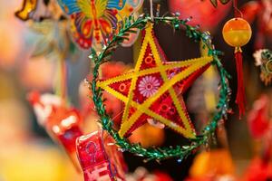 dekoriert bunt Laternen hängend auf ein Stand im das Straßen im ho Chi minh Stadt, Vietnam während Mitte Herbst Festival. Chinesisch Sprache im Fotos bedeuten Geld und Glück. selektiv Fokus.