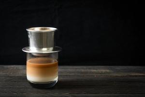 heißer Milchkaffee tropft nach vietnamesischer Art foto