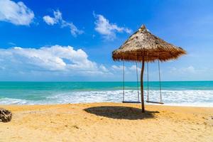 Schaukel am Strand mit Ozean Meer und blauem Himmelshintergrund foto