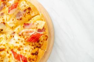 Schinken-Krabben-Stick-Pizza oder Hawaii-Pizza foto