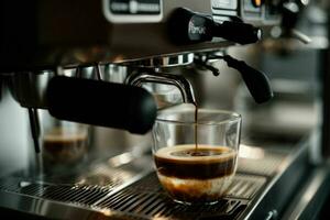 Espresso Gießen von Kaffee Maschine beim Cafe. Profi Foto