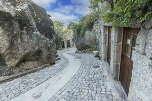 Szene von ein verlassen Straße von das historisch Stadt, Dorf von Monsanto im Portugal foto