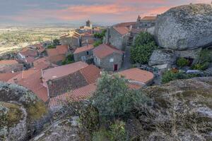 Aussicht Über verlassen historisch Stadt, Dorf von monsant im Portugal während Sonnenaufgang foto