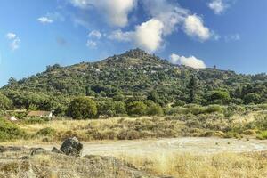 Aussicht von das Berg mit das historisch Stadt, Dorf von Monsanto im Portugal foto