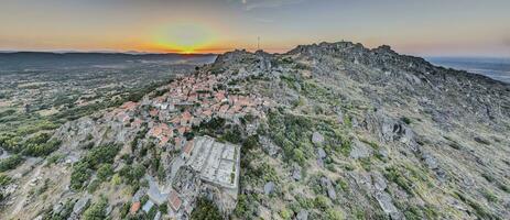 Drohne Panorama von historisch Stadt und Befestigung Monsanto im Portugal im das Morgen während Sonnenaufgang foto