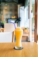 Orangensaft-Mix-Smoothie-Glas im Café-Restaurant? foto