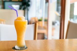 Orangensaft-Mix-Smoothie-Glas im Café-Restaurant?