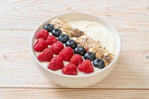 hausgemachte Joghurt-Bowl mit Himbeere, Heidelbeere und Müsli - gesunder Food-Style foto