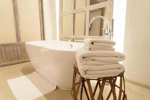Handtuch mit Badewanne im Luxusbadezimmer foto