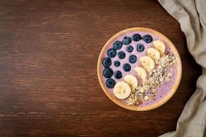 Joghurt- oder Smoothie-Bowl mit Blaubeere, Banane und Müsli – gesunder Ernährungsstil foto