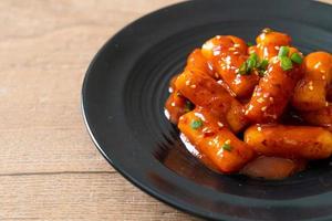 koreanische Reiskuchenstange in scharfer Sauce - tteokbokki foto