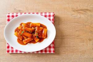 koreanische Reiskuchenstange in scharfer Sauce - tteokbokki foto