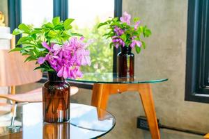 Orchideenblüten in Vasendekoration auf dem Tisch im Café-Café-Restaurant foto