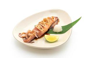 Gegrillter Tintenfisch mit Teriyaki-Sauce isoliert auf weißem Hintergrund