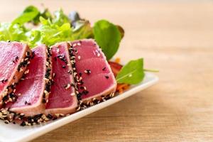 frischer Thunfisch roh mit Gemüsesalat - gesundes Essen foto