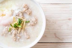 Congee mit Hackfleisch in Schüssel - asiatische Frühstücksart foto