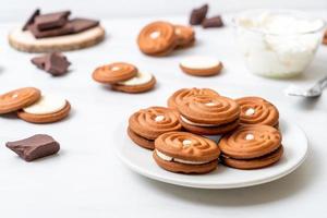 Schokoladenkekse mit Milchcreme foto