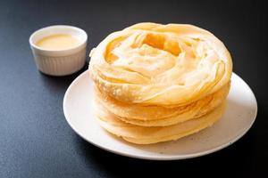 frittierter knuspriger Roti-Teig mit gesüßter Kondensmilch foto