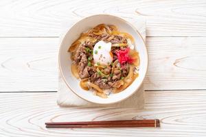 Rindfleisch in Scheiben auf belegtem Reis oder Gyudon - japanische Küche foto