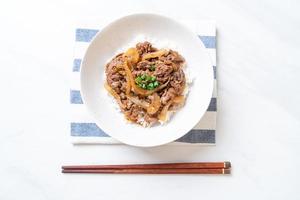 Rindfleisch in Scheiben auf belegtem Reis oder Gyudon - japanische Küche foto