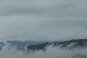 schön Panorama- Aussicht von Nebel und Wolken im entfernt Schichten Berge Angebot mit Blau Himmel im Morgen foto