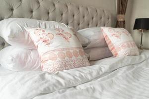 Nahaufnahme schöne Kissendekoration auf dem Bett im Schlafzimmer foto