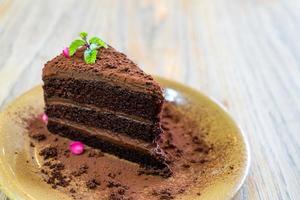 Schokoladenkuchen mit Minze auf Teller im Café und Restaurant