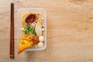 Nudeln mit Fischbällchen und Hackfleisch im Lieferkarton - asiatische Küche foto
