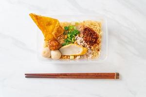 Nudeln mit Fischbällchen und Hackfleisch im Lieferkarton - asiatische Küche foto