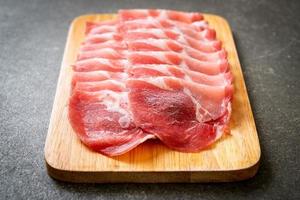 frisch geschnittenes Kragenschwein roh
