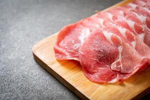 frisch geschnittenes Kragenschwein roh