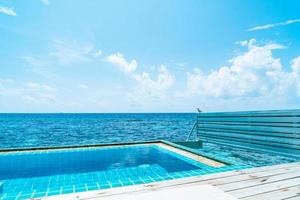 Swimmingpool mit Ozean- und Meereshintergrund auf den Malediven foto