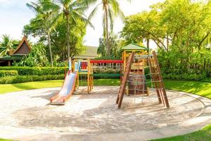 ein Kinderspielplatz, ein Rutscher im Sand foto