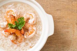 Porridge oder gekochte Reissuppe mit Shrimp Bowl foto